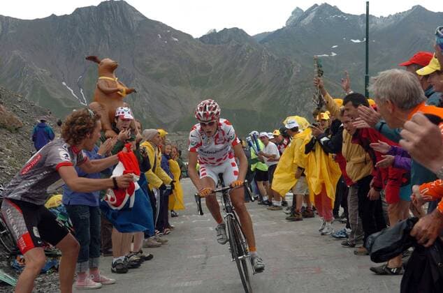 Mickael Rasmussen (Dänemark Rabobank) fährt entlang der begeisterten Zuschauer -  Radsport Herren Tour de France 2005, ProTour, Straßenradsport, Straße, Rad, Bergetappe, Berg, Berge Totale 11. Etappe: Courchevel - Briancon