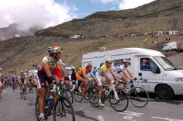 Das Hauptfeld quält sich die Serpentinen hinauf, u. a. mit Robbie McEwen (vorn Mitte, Australien Lotto Davitamon) -  Radsport Herren Tour de France 2005, ProTour, Straßenradsport, Straße, Rad, Bergetappe, Berg, Berge Totale 11. Etappe: Courchevel - Briancon