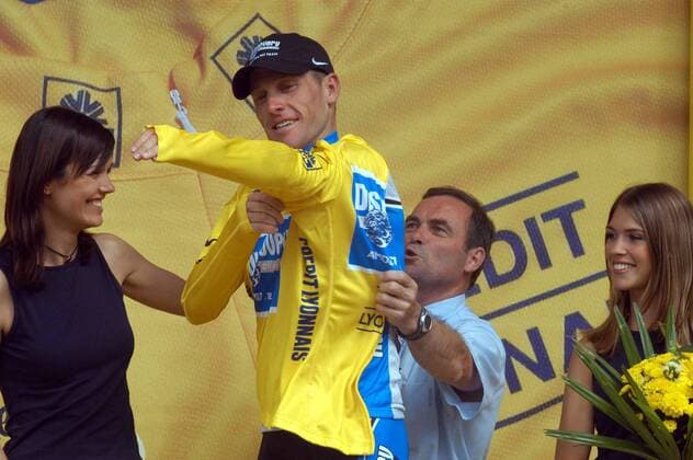 Lance Armstrong (USA Discovery Channel) bekommt von Radsportlegende Bernard Hinault (Frankreich) nach der 11. Etappe der Tour de France 2005 das gelbe Trikot des Gesamtführenden übergestreift -  Radsport Herren Tour de France 2005, ProTour, Straßenradsport, Straße, Rad, Bergetappe, Berg, Berge Gruppe 11. Etappe: Courchevel - Briancon Freude,