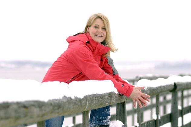 Gunda Niemann Stirnemann (Deutschland) gut gelaunt im Schnee Eisschnellauf Damen Eisschnelllauf 2005, Eisschnellaufen, Eisschnelllaufen, Shooting, Fotoshooting, Fototermin Einzelbild Bernau am Chiemsee