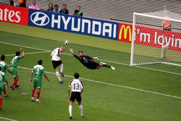Torwart Oswaldo Sanchez (Mexiko, re. ) mit einer Flugeinlage vor Mike Hanke (Deutschland) am Ball Fußball Länderspiel Herren Confederations Cup 2005, Confederationscup, Konföderationen, Konföderationencup, Vdig Gruppe Sponsor, Sponsoring, Werbepartner Leipzig Dynamik,