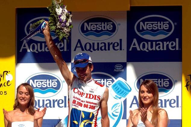 Etappensieger David Moncoutie (Frankreich Cofidis) während der Siegerehrung zwischen zwei Hostessen -  Radsport Herren Tour de France 2005, ProTour, Straßenradsport, Straße, Rad, Bergetappe, Gruppe 12. Etappe: Briancon - Digne les Bains Freude,