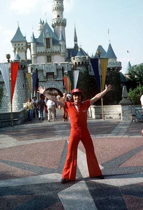 Mighty Mouse bei Mickey Mouse - Kevin Keegan (England) in Disneyland -  Fußball Herren Fußball 1980 Totale Aufnahmedatum geschätzt Orlando Freude,