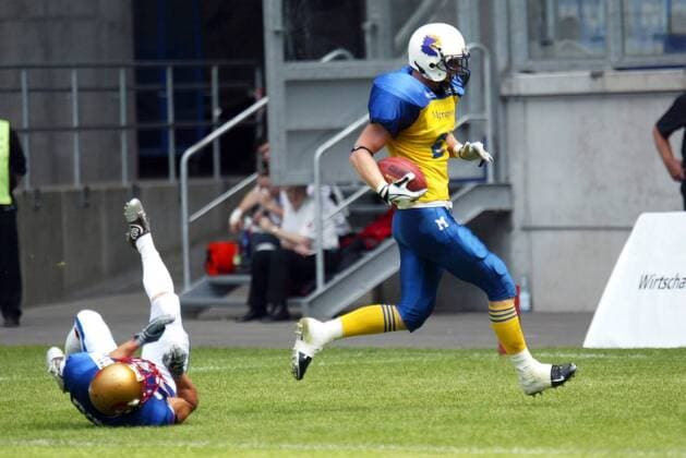 Cornerback Patrik Lundquist (Schweden) mit der Pille American Football Länderspiel Herren World Games 2005, WorldGames, Nationalmannschaft, Nationalteam, Schweden - Frankreich 29:7 Gruppe Duisburg