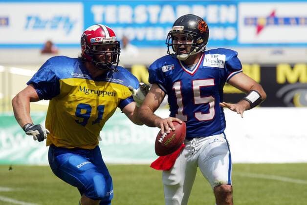 Quarterback Jean Francois Franco (Frankreich, re.) gegen Defensive Line Carl Carlsson (Schweden) American Football Länderspiel Herren World Games 2005, WorldGames, Nationalmannschaft, Nationalteam, Nationaltrikot, Länderspiel Gruppe Duisburg