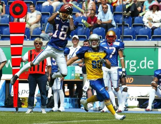 Cornerback Nuno Dos Santos Monteiro (Frankreich, li.) fängt die Pille vor Wide Receiver Cristian Malm (Schweden) American Football Länderspiel Herren World Games 2005, WorldGames, Nationalmannschaft, Nationalteam, Nationaltrikot, Länderspiel Gruppe Duisburg Dynamik,