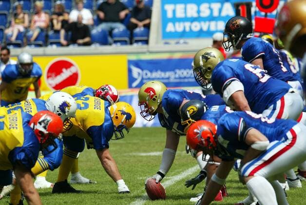 Die Offensive Line von Frankreich (re.) und die Defensive Line von Schweden stehen sich zum Snap gegenüber American Football Länderspiel Herren World Games 2005, WorldGames, Nationalmannschaft, Nationalteam, Nationaltrikot, Länderspiel Gruppe Duisburg