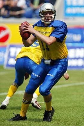 Quarterback Carl Johan Haraldsson (Schweden) mit der Pille American Football Länderspiel Herren World Games 2005, WorldGames, Nationalmannschaft, Nationalteam, Nationaltrikot, Länderspiel Einzelbild Duisburg