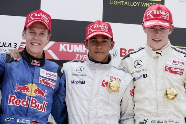 Siegerehrung Formel 3 Euroserie in Nürnberg 2005: Sieger Lewis Hamilton (England Mercedes, Mitte) zwischen Sebastian Vettel (Deutschland Mercedes, li.) und Paul di Resta (Schottland Mercedes) Motorsport Herren Formel 3 Euroserie 2005, Euroseries, Euro Series, F3, F Gruppe Norisring Nürnberg Freude,