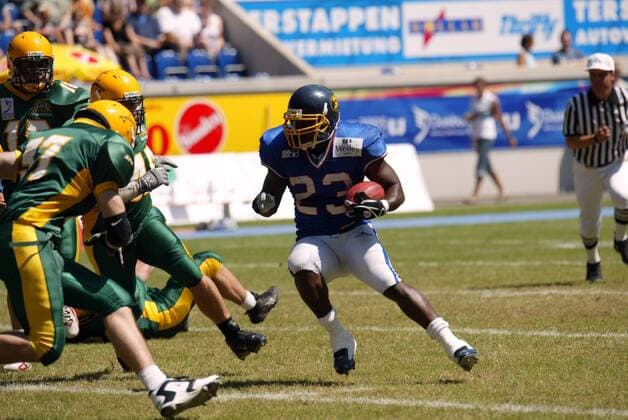 Running Back Sandino Octobre (Frankreich, re.) sieht sich drei Australiern gegenüber American Football Länderspiel Herren World Games 2005, Worldgames, Nationalmannschaft, Nationalteam, Nationaltrikot, Länderspiel Gruppe Duisburg Dynamik,