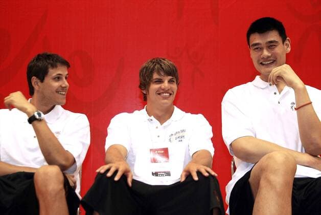 V.li.: Bostjan Nachbar (Slowenien New Orleans Hornets), Kyle Korver (USA Philadelphia 76ers) und Yao Ming (China Houston Rockets) gut gelaunt während des NBA Trainingscamps Basketball Without Borders -  Basketball Herren Basketball Without Borders 2005, Trainingscamp, Basketballcamp Gruppe IMCp04988907 Beijing