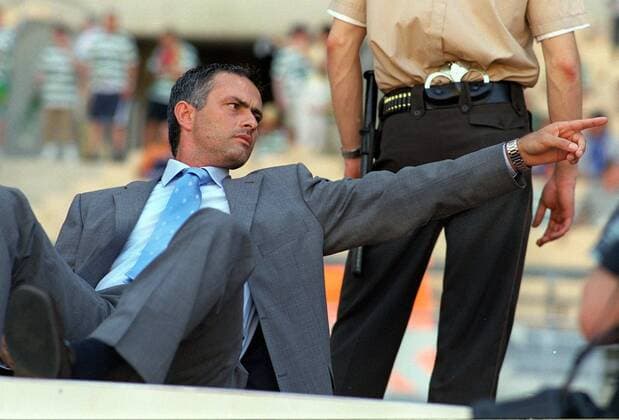 Trainer Jose Mourinho (FC Porto) gibt lässig Anweisungen -  Fußball EC 3 Herren UEFA Pokal 2002 2003, Cup, Europapokal, Europacup, FC Porto, Finale, Endspiel, Vdig Einzelbild Sevilla