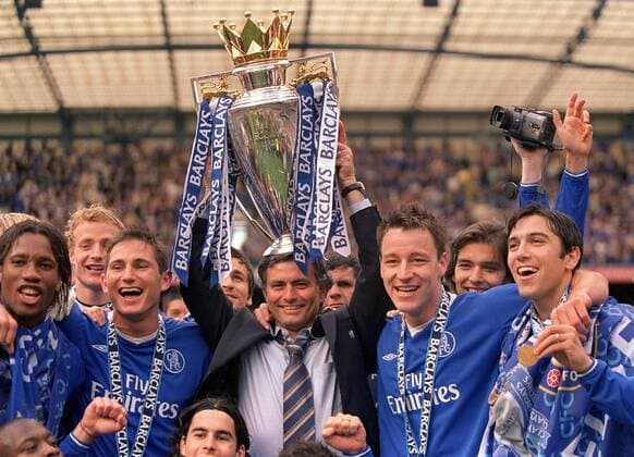 Englischer Meister Chelsea vorn v.li.: Didier Drogba, Frank Lampard, Trainer Jose Mourinho mit dem Pokal, John Terry und Paulo Ferreira -  Fußball Herren English Premier League 2004 2005, 1. Englische Liga, Chelsea FC London, Vneg Gruppe London Freude, Begeisterung,