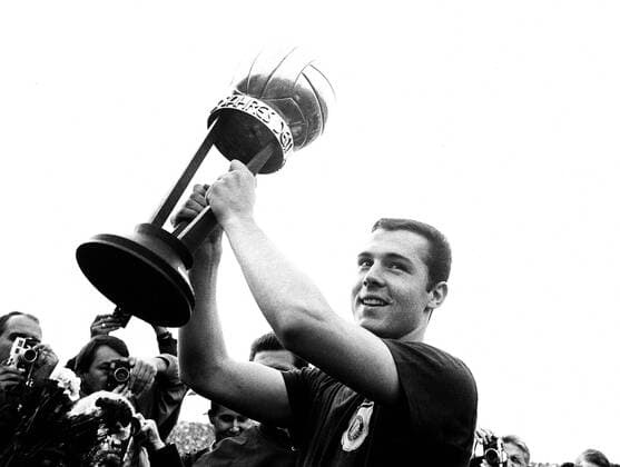 Fußballer des Jahres: Franz Beckenbauer (Bayern) reckt stolz die Trophäe des besten Spielers der vergangenen Saison nach oben Fußball 1. BL Herren Saison 1965 1966, FC Bayern München Einzelbild München Freude,
