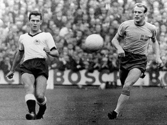Franz Beckenbauer (BR Deutschland, li.) setzt sich gegen seinen schwedischen Gegenspieler durch Fußball Länderspiel Herren Weltmeisterschaftsqualifikation 1965, Qualifikation, Nationalmannschaft, Nationalteam, Länderspiel Gruppe Stockholm Dynamik,
