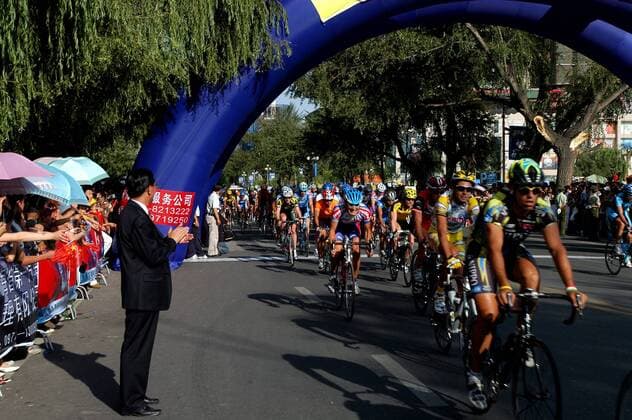 Das Peloton der Tour of Qinghai Lake 2005 bekommt anständigen Applaus -  Radsport Herren Tour of Qinghai Lake 2005, Straßenradsport, Straße, Rad Totale IMCpau4896506 1. Etappe: Huangzhong - Xining
