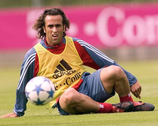 Ali Karimi (Bayern) skeptisch am Boden Fußball 1. BL Herren Saisonvorbereitung 2005 2006, Vorbereitung, Training, FC Bayern München Einzelbild Trainingslager Bonn Skepsis,