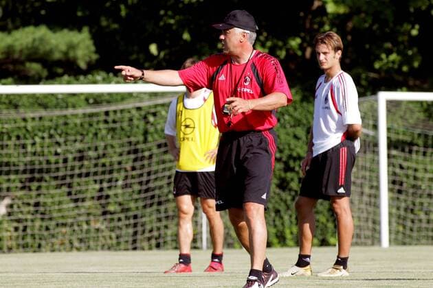 Trainer Carlo Ancelotti gibt Anweisungen; re. schaut Alberto Gilardino (beide Milan) zu Fußball Herren Serie A 2005 2006, 1. Italienische Liga, Training, Vorbereitung, Saisonvorbereitung, AC Mailand Gruppe Mailand