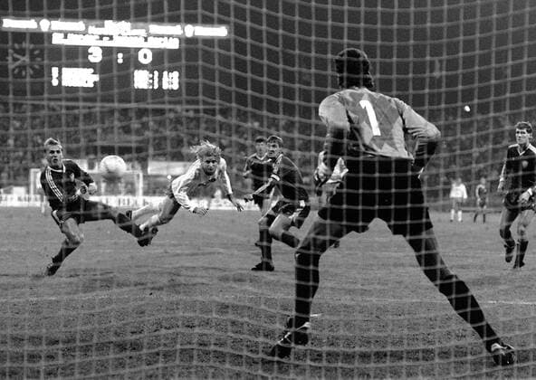 Fußball, Europapokal der Landesmeister 1988 1989, SV Werder Bremen - BFC Dynamo 5-0 Manfred Burgsmüller (Bremen, 2.v.li.) trifft per Kopf zum 4:0, Torwart Bodo Rudwaleit ist ebenso machtlos wie Frank Rohde (Mitte) und Marco Köller (alle BFC, li.) Fußball EC 1 Herren Europapokal der Landesmeister 1988 1989, Europacup, Werder Bremen - BFC Dynamo 5:0, Berlin, Totale Bremen Dynamik, Höhe,