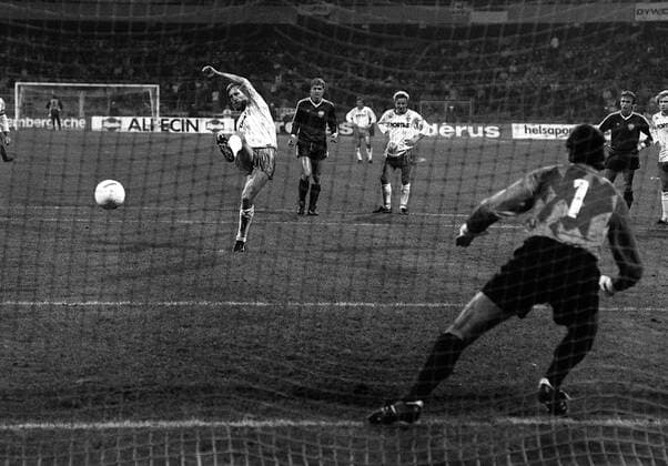 Fußball, Europapokal der Landesmeister 1988 1989, SV Werder Bremen - BFC Dynamo 5-0 Michael Kutzop (Bremen, li.) trifft per Elfmeter zum 1:0, Torwart Bodo Rudwaleit ist machtlos, Thomas Doll (2.v.re.) und Hendrik Herzog (alle BFC, 2.v.li.) sowie Norbert Meier (Bremen, Mitte) schauen zu Fußball EC 1 Herren Europapokal der Landesmeister 1988 1989, Europacup, Werder Bremen - BFC Dynamo 5:0, Berlin, Totale Bremen Dynamik,