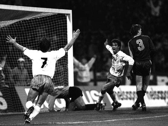 Fußball, Europapokal der Landesmeister 1988 1989, SV Werder Bremen - BFC Dynamo 5-0 Karl Heinz Riedle (Bremen, Mitte) hat zum 3:0 getroffen und dreht jubelt ab, daneben Burkhard Reich (BFC, re.) Fußball EC 1 Herren Europapokal der Landesmeister 1988 1989, Europacup, Werder Bremen - BFC Dynamo 5:0, Berlin, Gruppe Bremen Begeisterung, Freude,