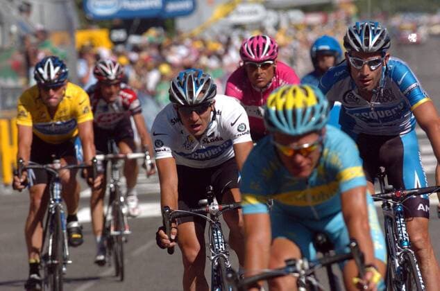 Zielankunft 17. Etappe - v.li.: Lance Armstrong (USA), Yaroslav Popovych (Ukraine beide Discovery Channel), Jan Ullrich (Deutschland T Mobile) und George Hincapie (USA Discovery Channel) erreichen das Ziel -  Radsport Herren Tour de France 2005, ProTour, Straßenradsport, Straße, Rad Gruppe 17. Etappe: Pau - Revel