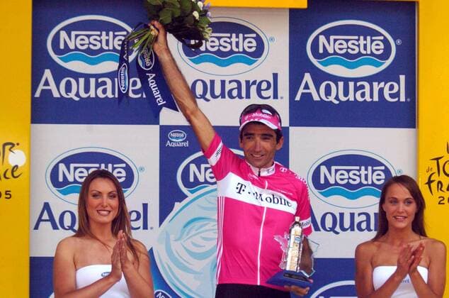 Siegerehrung nach der 19. Etappe der Tour de France 2005: Etappensieger Giuseppe Guerini (Italien T Mobile) jubelt -  Radsport Herren Tour de France 2005, ProTour, Straßenradsport, Straße, Rad Gruppe 19. Etappe: Issoire - Le Puy en Velay Freude,