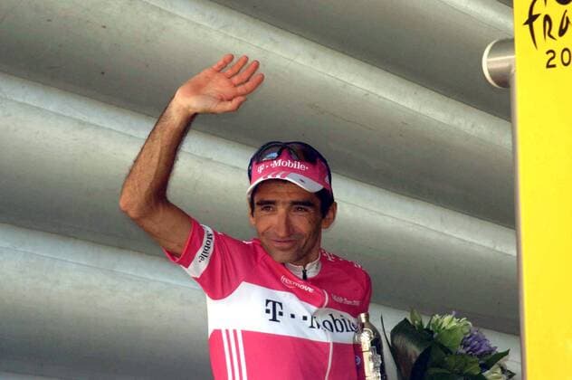 Siegerehrung nach der 19. Etappe: Etappensieger Giuseppe Guerini (Italien T Mobile) winkt seinen Anhängern -  Radsport Herren Tour de France 2005, ProTour, Straßenradsport, Straße, Rad Einzelbild 19. Etappe: Issoire - Le Puy en Velay Freude,
