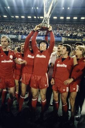 UEFA Cup Sieger Eintracht Frankfurt v.li.: Willi Neuberger, Fred Schaub, Werner Lorant und Bum Kun Cha mit der Trophäe, Helmut Müller, Bernd Nickel und Norbert Nachtweih Fußball EC 3 Herren UEFA Cup 1979 1980, Eintracht Frankfurt, Finale, Endspiel, Vdia Gruppe Europacup, Europapokal, Pokal Frankfurt M. Freude, Begeisterung,