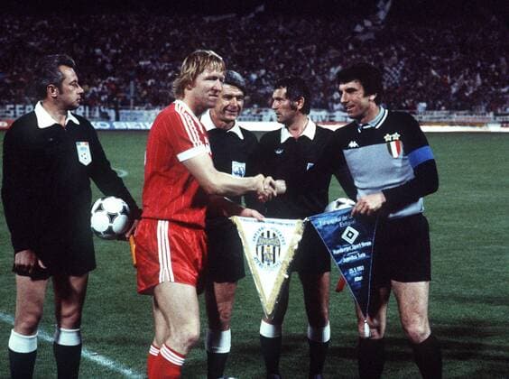 Wimpeltausch der Kapitäne: Horst Hrubesch (li., HSV) und Torwart Dino Zoff (Juventus) - Shakehands vor den Augen von FIFA Schiedsrichter Nicolae Rainea (hi. Mitte, Rumänien) Fußball EC 1 Herren Europapokal der Landesmeister 1982 1983, Hamburger SV - Juventus Turin 1:0, Hamburg, Juve, Vdia Gruppe Europacup, Finale, Endspiel Athen