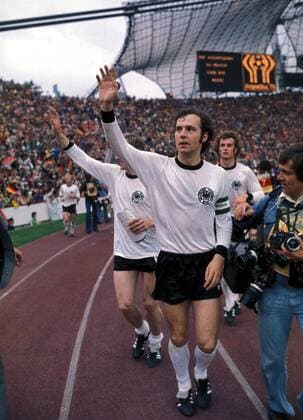 Weltmeister Franz Beckenbauer (BR Deutschland) auf der Ehrenrunde -  Fußball WM Herren Weltmeisterschaft 1974, Länderspiel, Nationalmannschaft, Nationalteam, Nationaltrikot, Finale, Vdia Einzelbild München Freude,