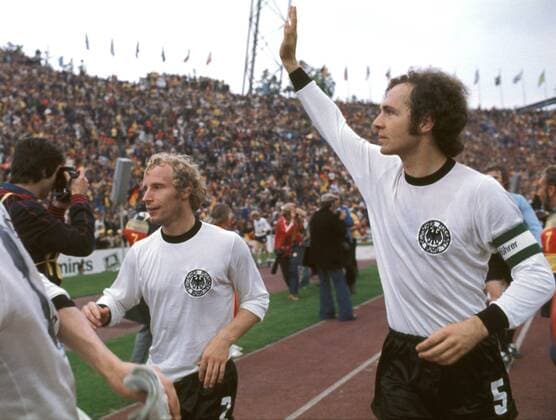 Die Weltmeister Franz Beckenbauer (re.) und Berti Vogts (beide BR Deutschland) auf der Ehrenrunde -  Fußball WM Herren Weltmeisterschaft 1974, Länderspiel, Nationalmannschaft, Nationalteam, Nationaltrikot, Finale, Vdia Gruppe München Freude,
