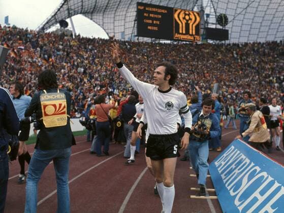 Weltmeister Franz Beckenbauer (BR Deutschland) auf der Ehrenrunde -  Fußball WM Herren Weltmeisterschaft 1974, Länderspiel, Nationalmannschaft, Nationalteam, Nationaltrikot, Finale, Vdia Einzelbild Olympiastadion München Freude,