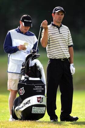 Padraig Harrington (Irland, re.) wählt im Gespräch mit seinem Caddy einen Schläger aus Golf Herren Deutsche Bank Players Championship of Europe 2005, Open, Golfen Gruppe Gut Kaden Hamburg