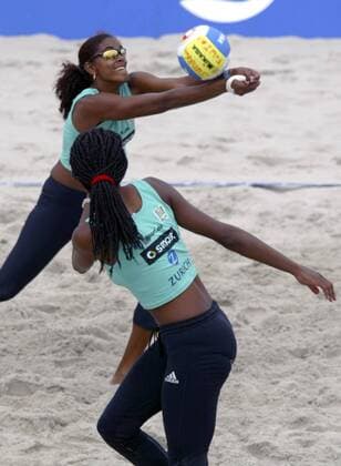Dalixia Fernanda Grasset (hi.) - Zuspiel auf Tamara Larrea Peraza (beide Kuba) Beachvolleyball Damen Zürich Masters 2005, Zurich, Zuerich, Beach Gruppe St. Peter Ording Dynamik,