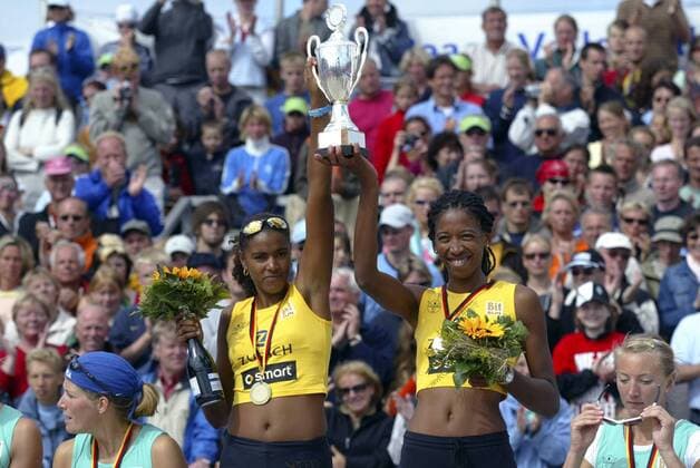 Siegerehrung Zürich Masters 2005 in St. Peter Ording: Die Siegerinnen Dalixia Fernandez Grasset (li.) und Tamara Larrea Peraza (beide Kuba) präsentieren stolz ihre Trophäe Beachvolleyball Herren Zürich Masters 2005, Zurich, Zuerich, Beach Gruppe St. Peter Ording Freude,