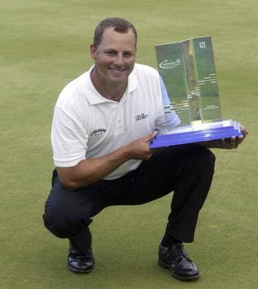 Niclas Fasth (Schweden) präsentiert stolz seine Trophäe nach dem Sieg bei den Deutsche Bank Players Championship Golf Herren Deutsche Bank Players Championship of Europe 2005, Open, Golfen Einzelbild Gut Kaden Hamburg Freude,