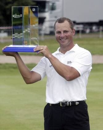 Niclas Fasth (Schweden) präsentiert stolz seine Trophäe nach dem Sieg bei den Deutsche Bank Players Championship Golf Herren Deutsche Bank Players Championship of Europe 2005, Open, Golfen Einzelbild Gut Kaden Hamburg Freude,