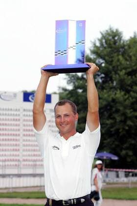 Der Sieger der Deutsche Bank Players Championship 2005 Niclas Fasth (Schweden) präsentiert stolz seine Trophäe Golf Herren Deutsche Bank Players Championship of Europe 2005, Open, Golfen, PGA European Tour, Player s Einzelbild Gut Kaden Hamburg Freude,