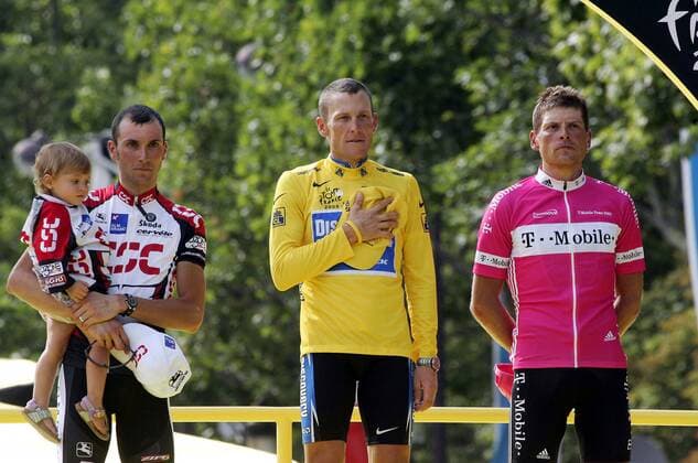 Siegerehrung Tour de France 2005 - Gesamtsieger Lance Armstrong (USA Discovery Channel, Mitte) zwischen Jan Ullrich (Deutschland T Mobile, re.) und Ivan Basso (Italien CSC) mit Tochter Domitilla Radsport Herren Tour de France 2005, ProTour, Straßenradsport, Straße, Rad Gruppe pan10246 Paris  