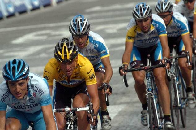 Der Gesamtführende Lance Armstrong (USA Discovery Channel, 2.v.li.) -  Radsport Herren Tour de France 2005, ProTour, Straßenradsport, Straße, Rad Gruppe 21. Etappe: Corbeil Essonnes - Paris