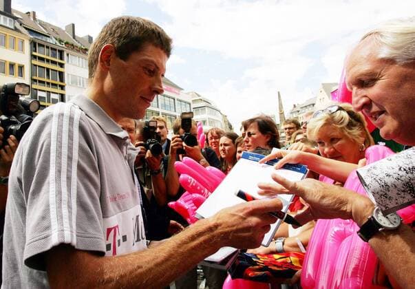 Jan Ullrich (Deutschland T Mobile) wird vor dem Bonner Rathaus von zahlreichen Fans empfangen und muss fleißig Autogramme schreiben Radsport Herren Tour de France 2005, Straßenradsport, Straße, Rad, Gruppe Bonn