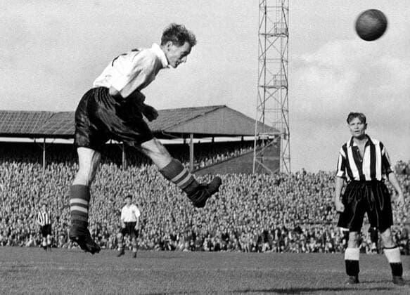 Tom Finney (Preston) - Kopfball -  Fußball Herren English First Division 1953 1954, Preston North End - Newcastle United 2:2, Vneg, Vsw Einzelbild Deepdale Stadium Preston Dynamik,