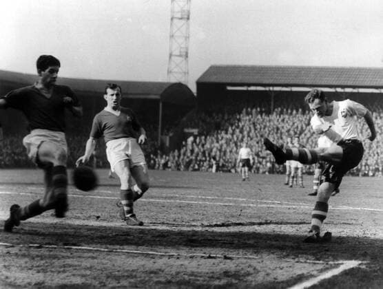 Tom Finney (re., Preston) zieht ab -  Fußball Herren English First Division 1957 1958, Preston North End, Vneg, Vsw Gruppe Aufnahmedatum geschätzt Dynamik,