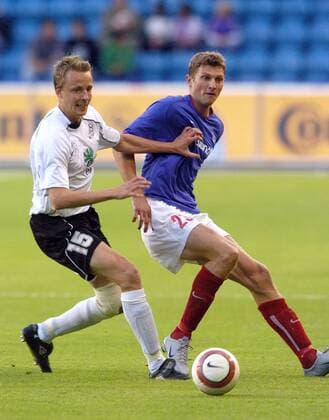 Tore Andre Flo (Valerenga, re.) gegen Janne Salli (Haka) Fußball EC 1 Herren Champions League Qualifikation 2005 2006, Valerenga IF - FC Haka Valkeakoski 1:0 Gruppe Oslo Dynamik,