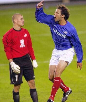 Freddy dos Santos (Valerenga, re.) bejubelt seinen Torerfolg vor dem enttäuschten Torwart Mikko Vilmunen (Haka) Fußball EC 1 Herren Champions League Qualifikation 2005 2006, Valerenga IF - FC Haka Valkeakoski 1:0 Gruppe Oslo Freude, Begeisterung,