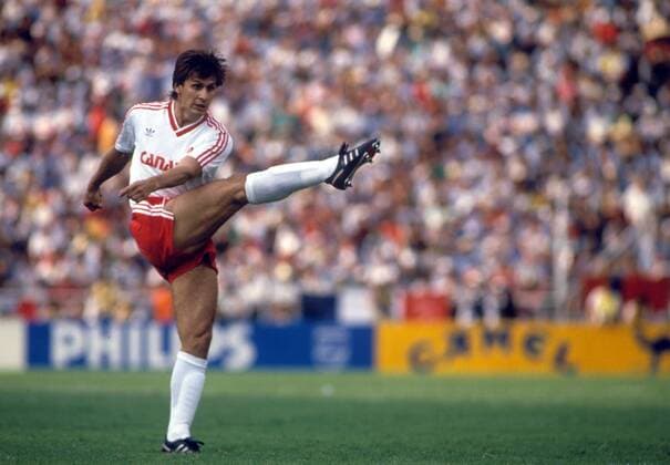 Branko Segota (Kanada) zieht ab Fußball WM Herren Weltmeisterschaft 1986, Länderspiel, Nationalmannschaft, Nationalteam, Nationaltrikot, Gruppe C Einzelbild Leon Dynamik,
