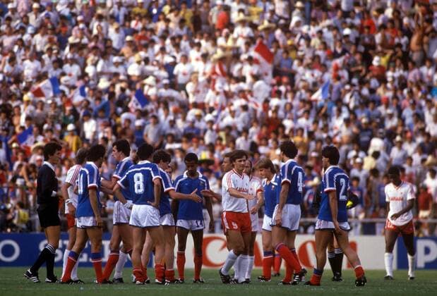 Shakehands nach Spielende bei der Partie Frankreich gegen Kanada Fußball WM Herren Weltmeisterschaft 1986, Länderspiel, Nationalmannschaft, Nationalteam, Nationaltrikot, Gruppe C Totale Leon