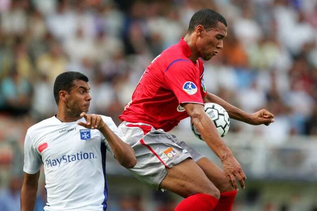 John Carew (Lyon, re.) gegen Jean Sebastien Jaures (Auxerre) Fußball Herren Trophee des Champions 2005, Supercup, Finale, Endspiel, AJ Auxerre - Olympique Lyonnais 1:4, OL Gruppe pan10285 Auxerre Dynamik,  