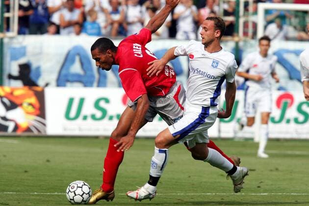 John Carew (Lyon, li.) gegen Jean Pascal Mignot (Auxerre) Fußball Herren Trophee des Champions 2005, Supercup, Finale, Endspiel, AJ Auxerre - Olympique Lyonnais 1:4, OL Gruppe pan10285 Auxerre Dynamik,  